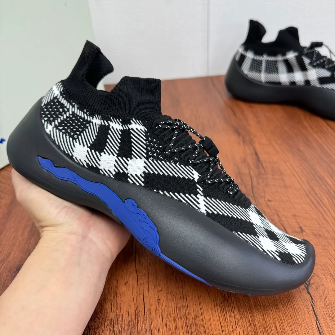 Batch 720 Guangdong high version War Horse series Burberry new men's knitted casual sneakers Burberry's classic yarn inspires the sophistication and sporty taste of this sneaker. The variegated knitted upper is extremely light and elastic, showing a tight appearance on both sides of the shoe, while the toe box adopts the unique "micropore" technology of sports accessories to sublimate breathability. The elasticity of knitwear ensures that shoes fit better and are more comfortable to wear. It is equipped with a lightweight rubber outsole, an unlined design, embellished with branded drawstring accessories, and a combination of pull-on and lace-up styles. It is comfortable and breathable for the upper foot, and comes with a full set of original packaging dust bags! Size: 39-40-41-42-43-44 Leather shoe size Item number: B9368 Black and white